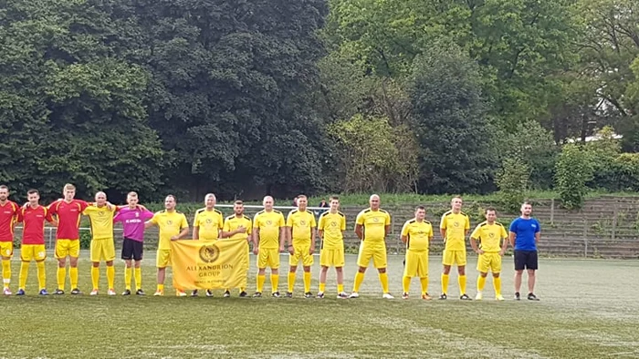 
    Ziariştii i-au oferit tatălui naţionalei de fotbal a Belgiei un catalog cu mânăstirile din România, editat de Alexandrion Group.Foto: Click!  