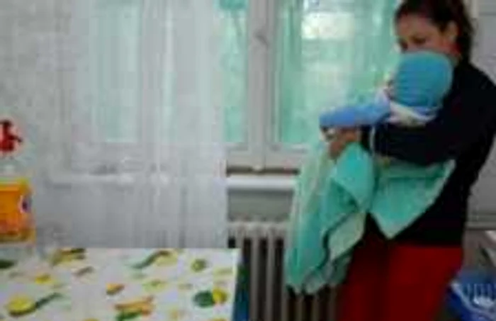 Mămicile cu copii mici au resimţit rapid scăderea temperaturii în apartamente