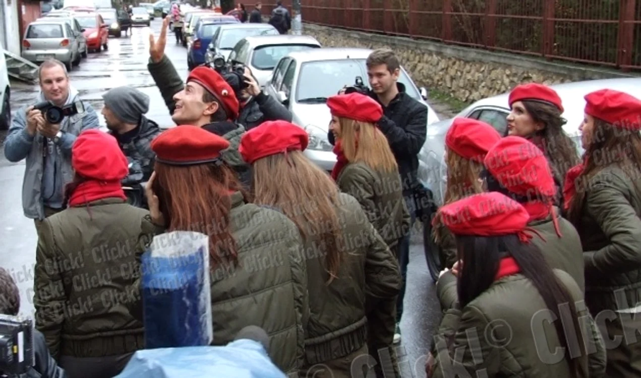 Radu Mazăre, cu fotomodelele la vot. Însă doar până în faţa cabinei. (Foto: Sînziana Ionescu)