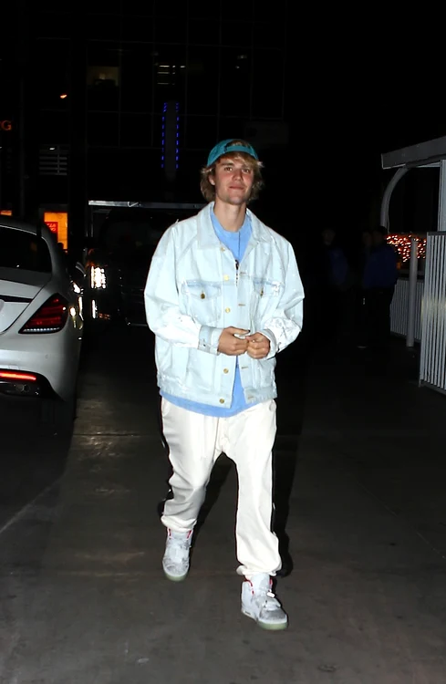 Justin Bieber seen arriving to night club with friends and he looks very happy jpeg