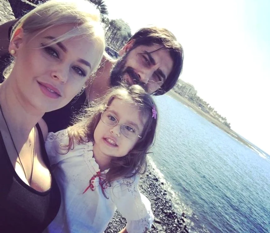 Connect-R şi Misha alături de fetiţa lor, Maya