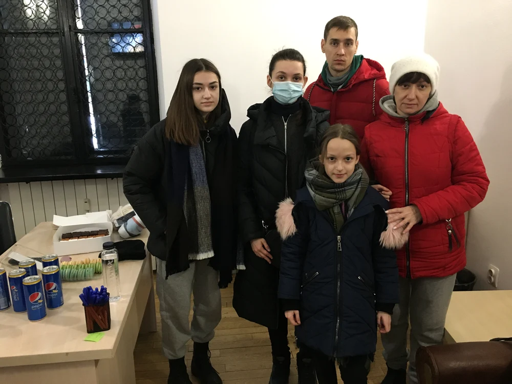 Familia Alexandrei (în mijloc, cu mască) a cerut ajutor Ambasadei Ucrainei la București 