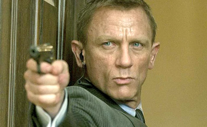 În rolul agentului 007, are chip de neîmblânzit