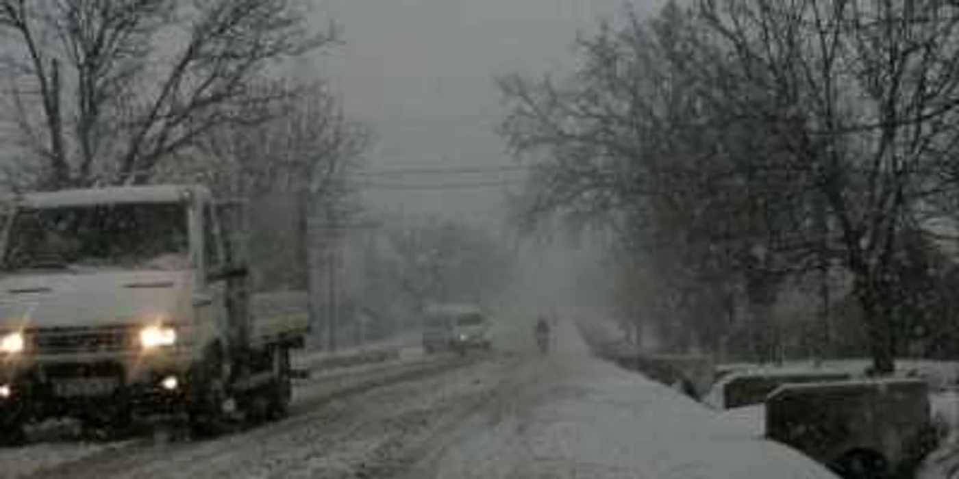 Şoferii circulă cu viteză redusă pentru a evita derapajele Foto Adevărul