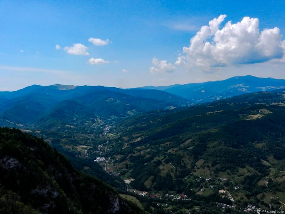 Comuna Vidra este amplasată pe Valea Arieşului Mic