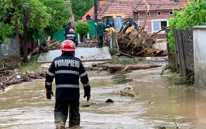 Pompierii au intervenit pentru a salva viețile sinistraților și pentru a le scoate apa din caseFotografii: IGSU