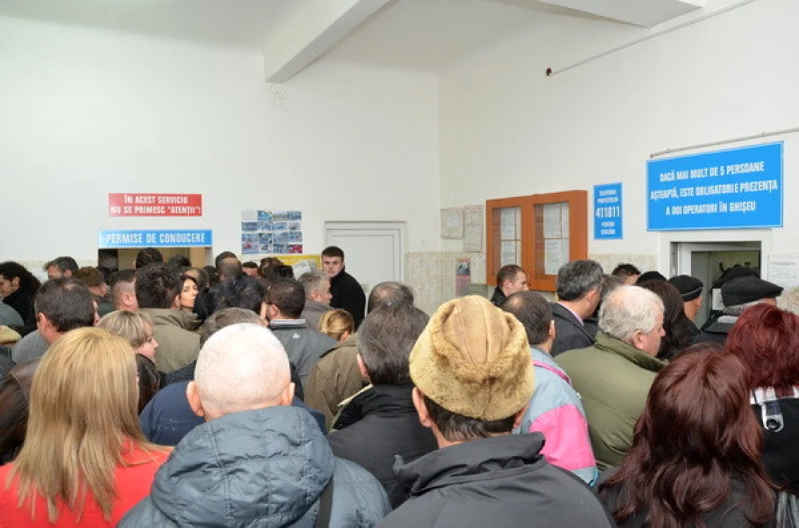Românii care vor să-şi preschimbe permisele de conducere eliberate în Anglia au de aşteptat