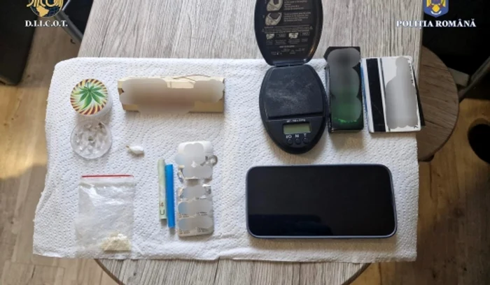 La percheziții au fost găsite diferite cantități de substanțe interzise. FOTO Poliția Română
