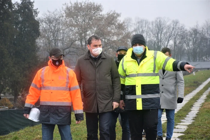 Ministrul Dezvoltării, Atilla Cseke, a fost însoţit în vizita sa pe şantier de primarul Kereskenyi Gabor şi preşedintele Consiliului Judeţean, Pataki Csaba. FOTO Primăria municipiului Satu Mare