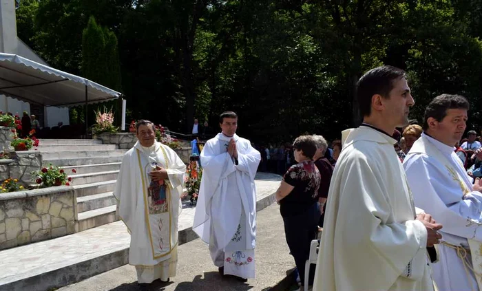 Numeroși credincioși participă la evenimentele religioase organizate la mănăstire www.desteptarea.ro