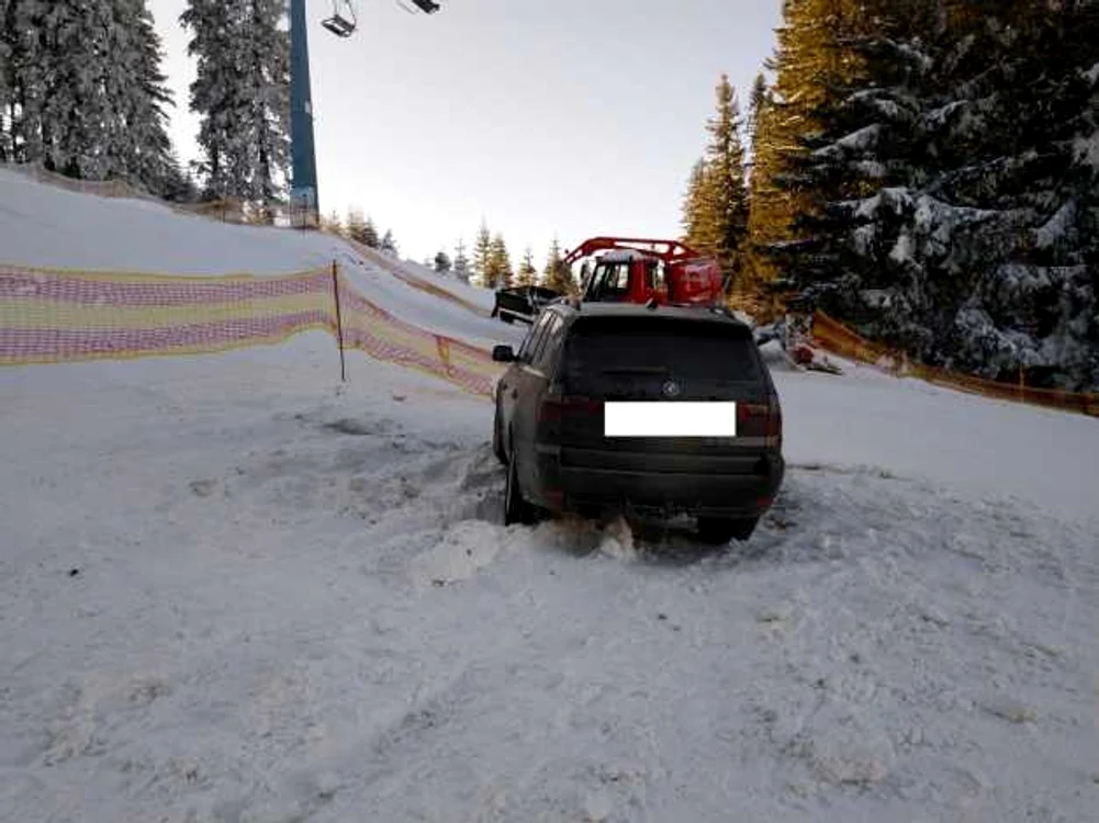Şoferul unui BMW a intrat cu maşina pe pârtia de schi de la Onceşti şi a rămas înzăpezitFoto: Turnul Sfatului