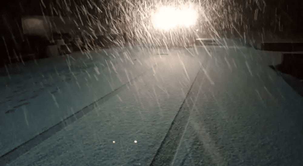Ninge pe Transalpina. Drumarii intervin cu utilaje de deszăpezire VIDEO