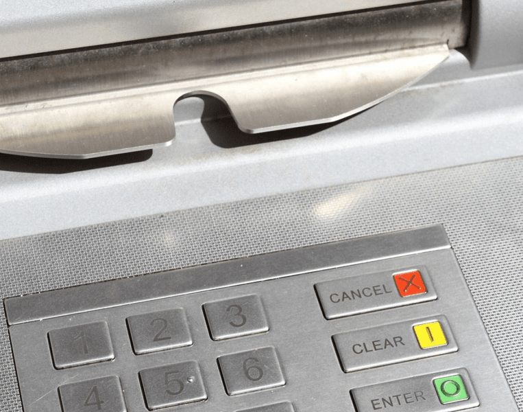 Băncile care permit retragerea de bani din bancomat fără card