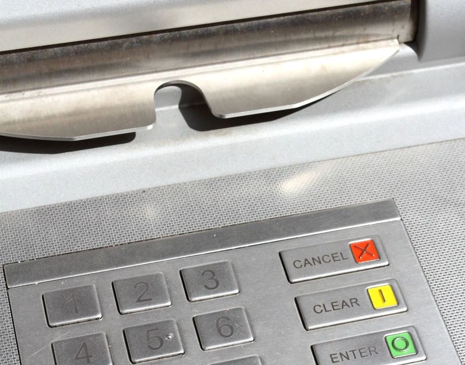 Mai multe bănci oferă posibilitatea de retragere de numerar fără card. Foto Pixabay 