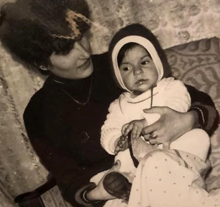 Andreea Tonciu, în brațele mamei sale