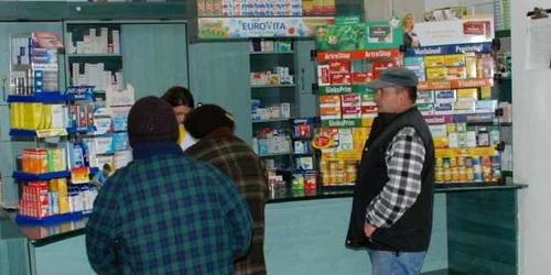 Tot mai mulţi pensionari se înghesuie la farmacii să ia medicamentele până pe 1 aprilie, foto Ciprian Dragomir