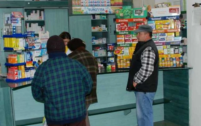 Tot mai mulţi pensionari se înghesuie la farmacii să ia medicamentele până pe 1 aprilie, foto Ciprian Dragomir