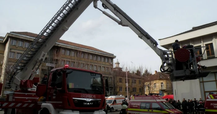 Zeci de curioşi s-au adunat să vadă ”spectacolul”