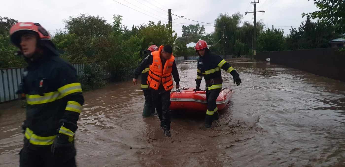 Pompierii au făcut cu greu față cererilor de ajutor Foto: ISU Galați