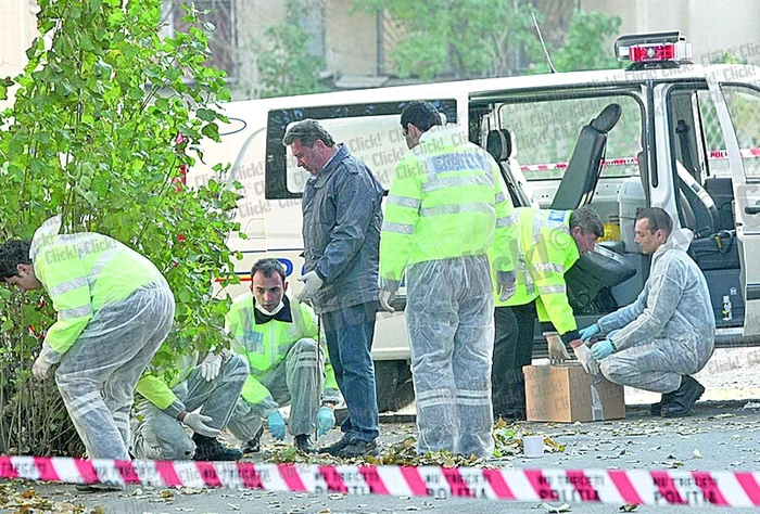 În peretele blocului s-au înfipt şapte gloanţe (Fotografii: Dorin Constanda)