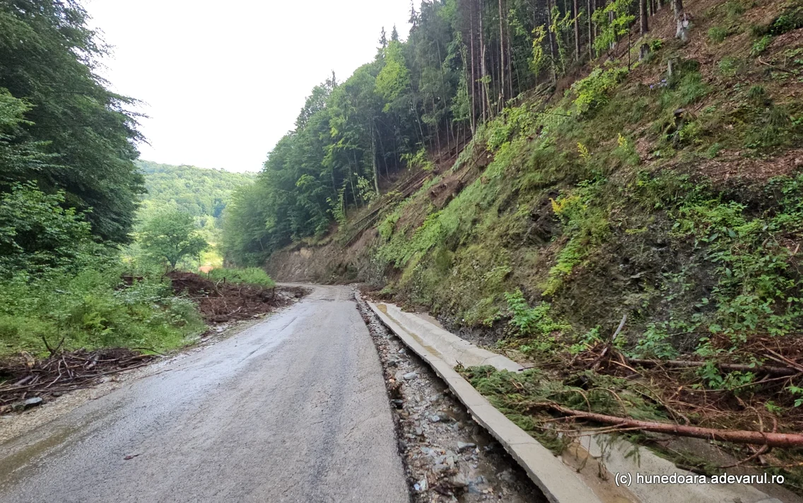 Privelisti de pe Transalpina Pădurenilor  Foto Daniel Guță (18) jpg