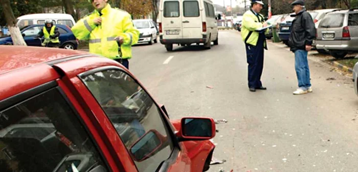 Poliţiştii au verificat locul accidentului