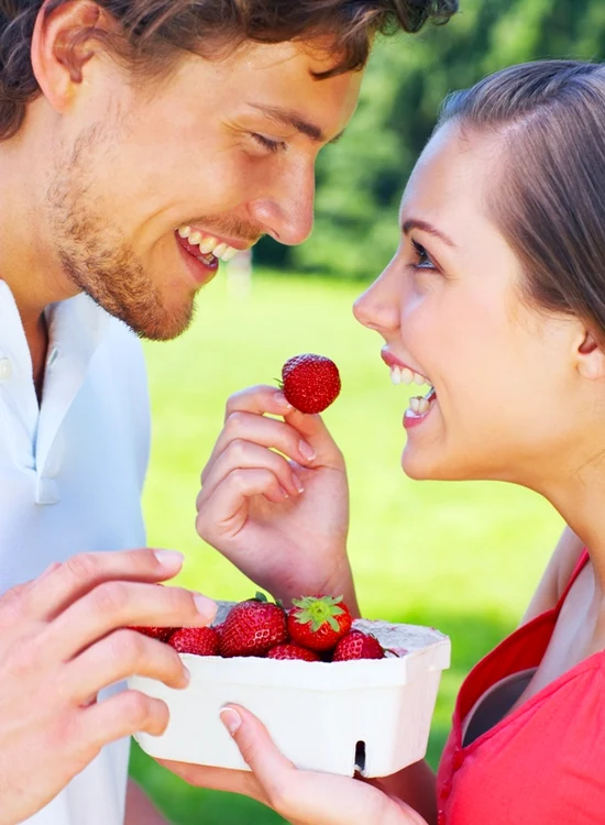 
    Căpşunele albesc dinţii  