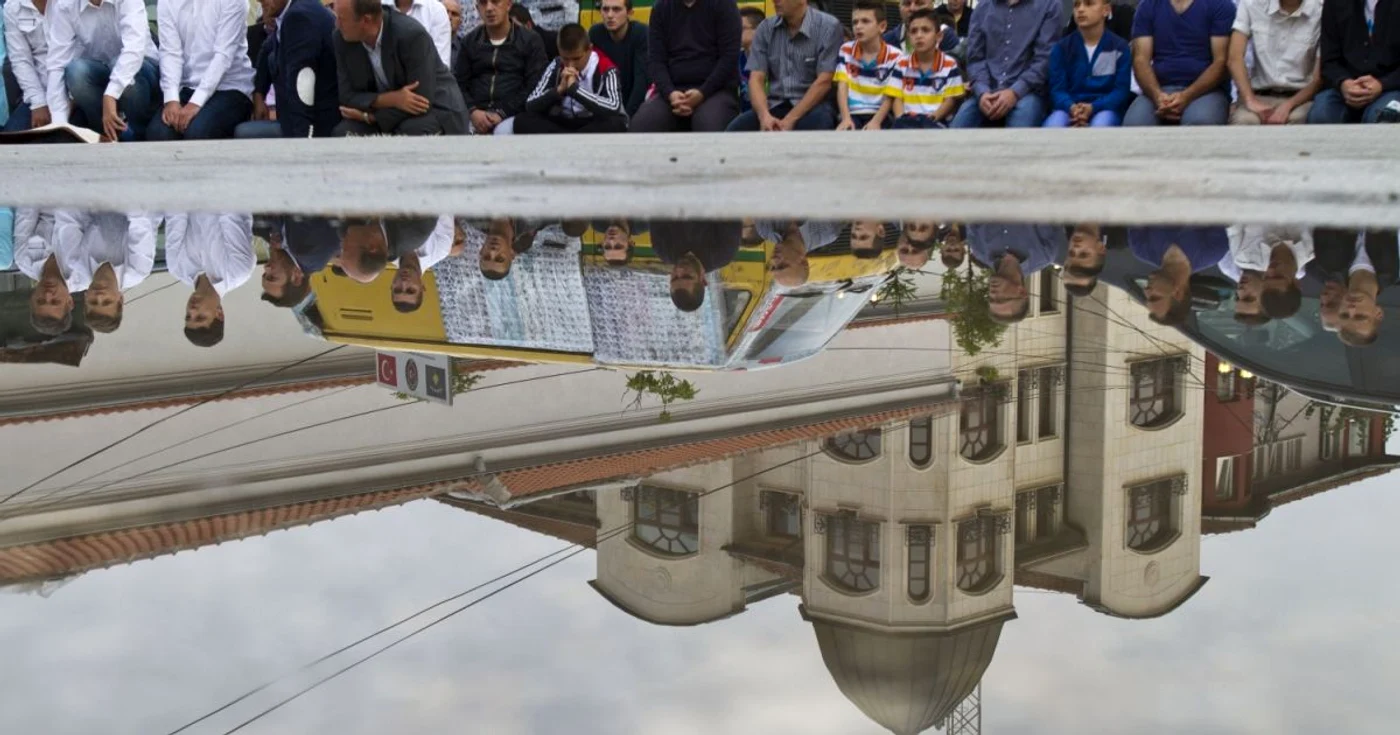 Musulmani
kosovari, în timpul sărbătorii Eid al-Fitr, de la sfârşitul Ramadanului. Peste 90% din populaţia teritoriului (de 1,74 
milioane de persoane) este de religie musulmană şi practică o formă 
moderată de islam – religia joacă un rol minor în viaţa publică din 
Kosovo, care de la proclamarea independenţei este de facto un 
„protectorat“ american/ NATO. (Foto: AP)