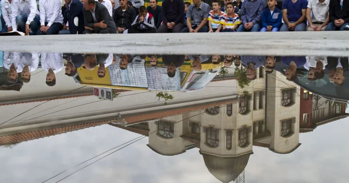 Musulmani
kosovari, în timpul sărbătorii Eid al-Fitr, de la sfârşitul Ramadanului. Peste 90% din populaţia teritoriului (de 1,74
milioane de persoane) este de religie musulmană şi practică o formă
moderată de islam – religia joacă un rol minor în viaţa publică din
Kosovo, care de la proclamarea independenţei este de facto un
„protectorat“ american/ NATO. (Foto: AP)