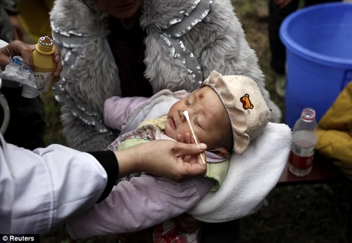 Fetiţa de 3 luni găsită vie sub ruine primeşte primele îngrijiri. FOTO REUTERS