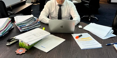 radu miruta ministrul economiei in birou Foto FB jpg