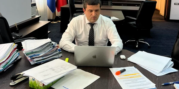radu miruta ministrul economiei in birou Foto FB jpg