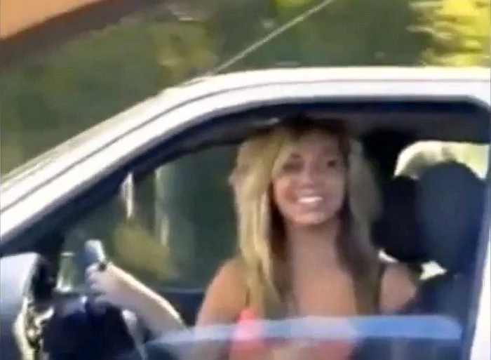 Blondina a îndeplinit dorința bărbaților din mașina alăturată și le-a arătat sâniifoto: captură video