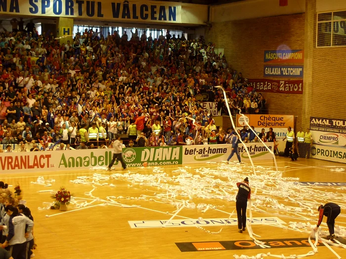 Suporterii Oltchimului au făcut spectacol înainte de meci