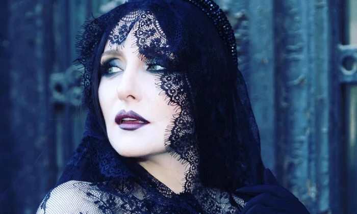 Alina Sorescu transformata in Morticia Addams in hainele din colectia Wednesday by Cera Mihailescu   Instagram (4) jpg