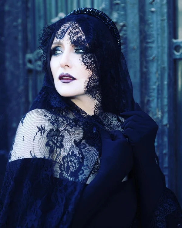Alina Sorescu transformata in Morticia Addams in hainele din colectia Wednesday by Cera Mihailescu   Instagram (4) jpg