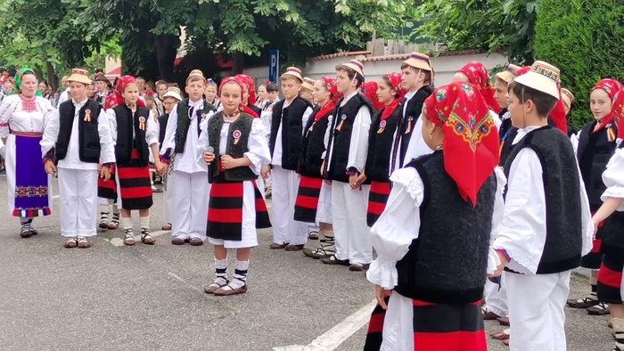 Dansatori copii din 16 județe ale României sunt în aceste zile la Slatina FOTO: Alina Mitran