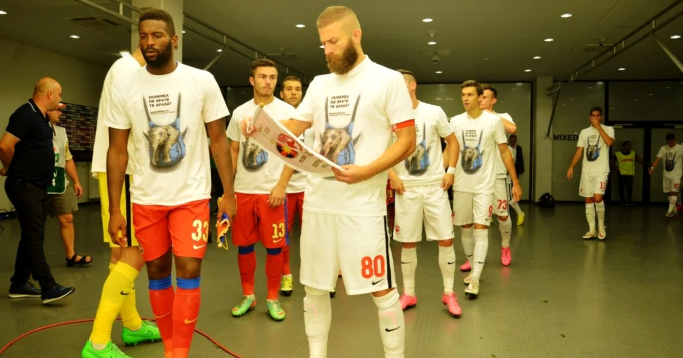 Varela (stânga) şi Vojnovici (numărul 80) au ieşit pe teren, la fel ca şi colegii lor, cu nişte tricouri speciale