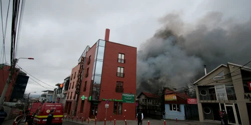 Flăcările au cuprins întreaga clădire -foto Radu Oltean