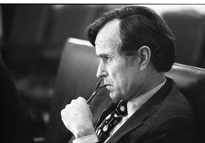 George H.W. Bush,  pe când era directorul CIA. Bush va deveni președinte în 1989