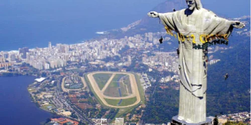 Celebra statuie a lui Christos Mântuitorul, din vârful Muntelui Corcovado