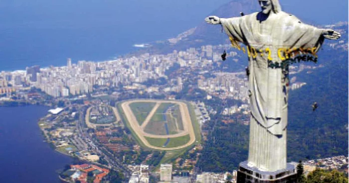 Celebra statuie a lui Christos Mântuitorul, din vârful Muntelui Corcovado