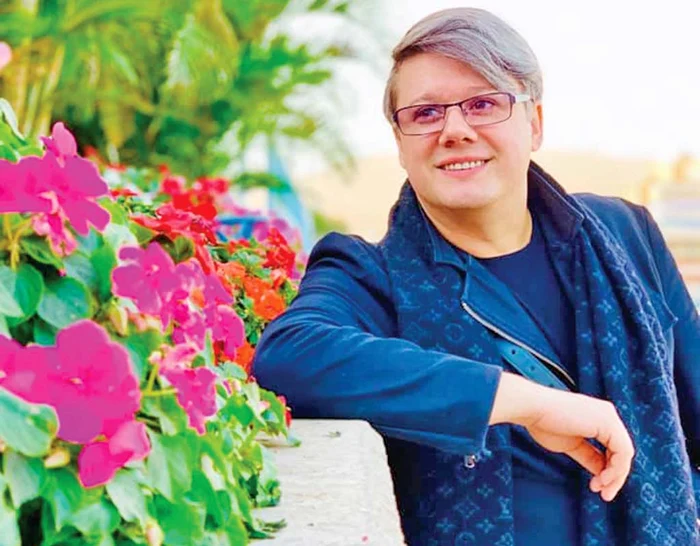 
    Fuego a admirat  florile  