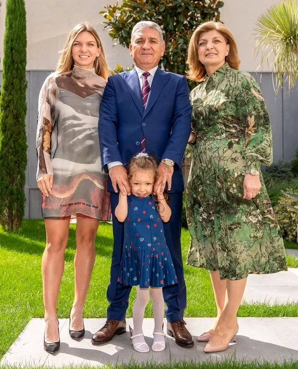 Simona Halep, alături de părinți și de micuța Tania
