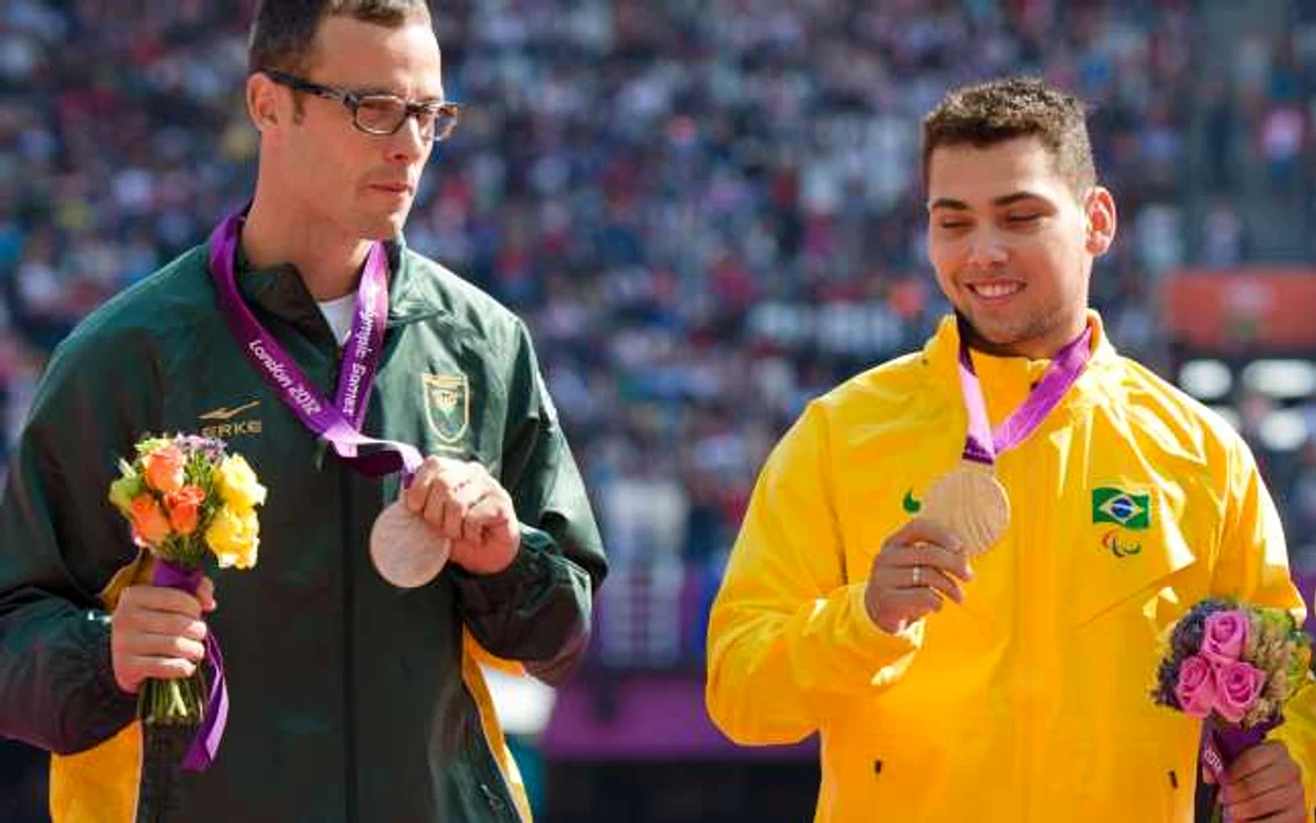 Pistorius şi Oliveira, sportivii care s-au duelat în proba de 200 de metri de la Jocurile Paralimpice FOTO Mediafax