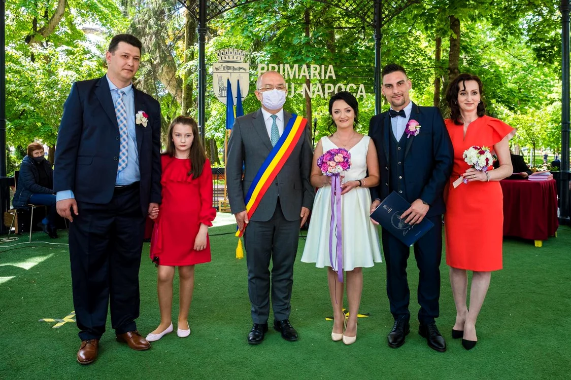 
    Emil Boc a oficiat sâmbătă 64 de căsătorii și a fost singurul care a purtat mascăFotografii: Facebook/Emil Boc  