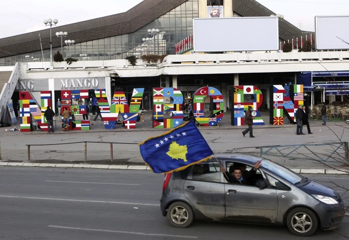 În februarie, kosovarii au sărbătorit cinci ani de la proclamarea unilaterală a independenţei. Anul acesta şi Belgradul a făcut paşi spre acceptarea formală a stării de fapt (Foto: Reuters)