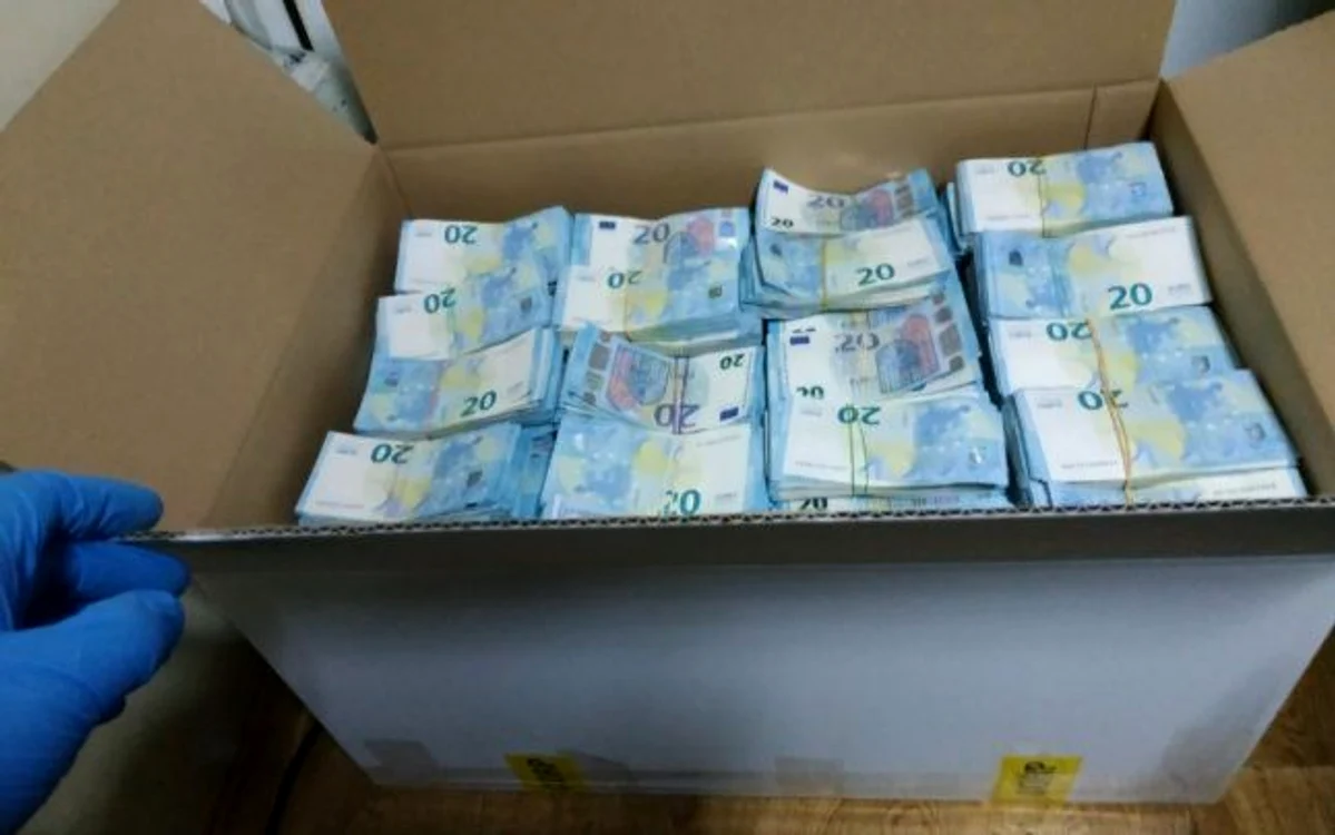 Vameşii moldoveni au reuşit o captură record în vama Leuşeni,după ce au depistat circa 1,6 milioane de euro, în bancnote a câte 20 şi 50 de euro, camuflate în pungi de plastic ce erau ascunse în cabina unui TIR