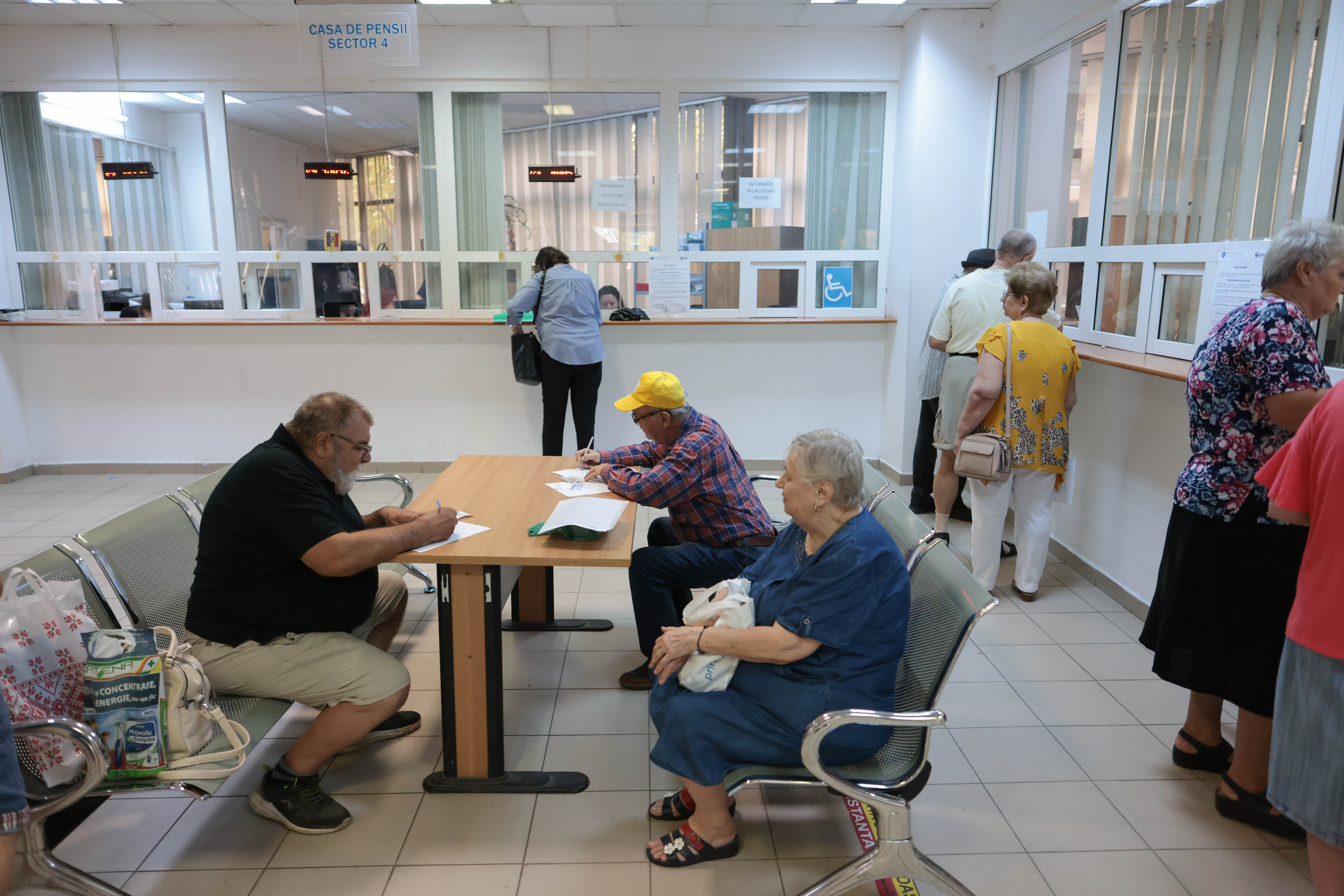 Angajații din casele de pensii revoltați. FOTO: Inquam Photo / George Călin