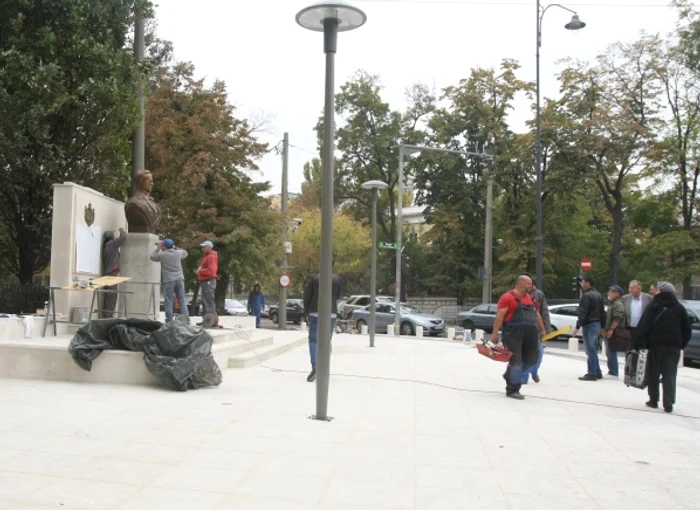 Piaţeta e situată la intersecţia Şos. Kiseleff-strada Arh. Ion Mincu